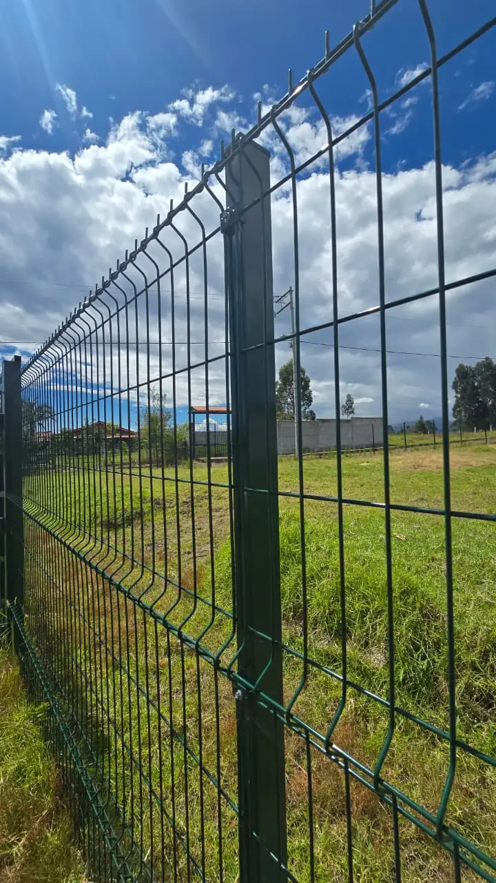 Cerramiento malla electrosoldada verde terreno abierto ecuador